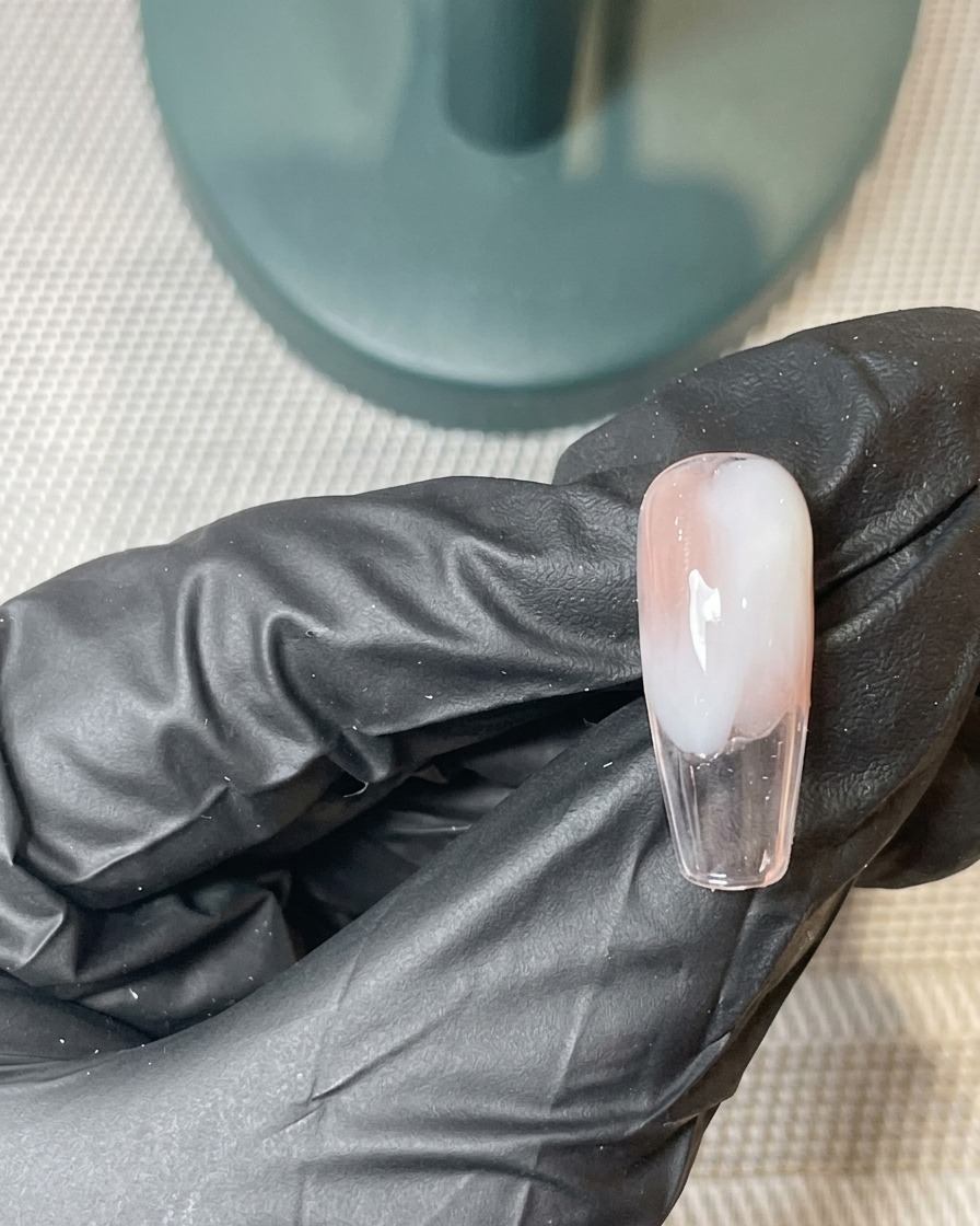 硬化したベースの上から、薄くジェルを重ね塗りしている様子。