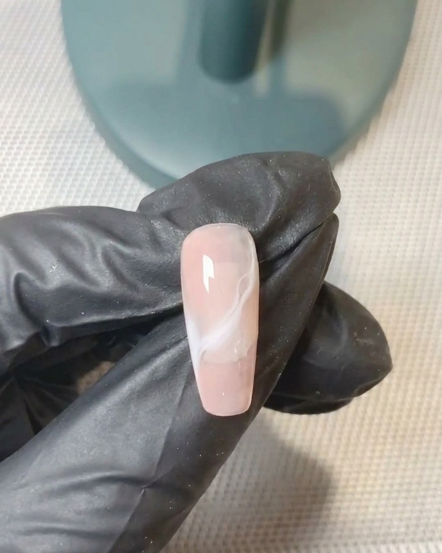 二度目のジェルをブラシで整え、グラデーションを仕上げている様子。