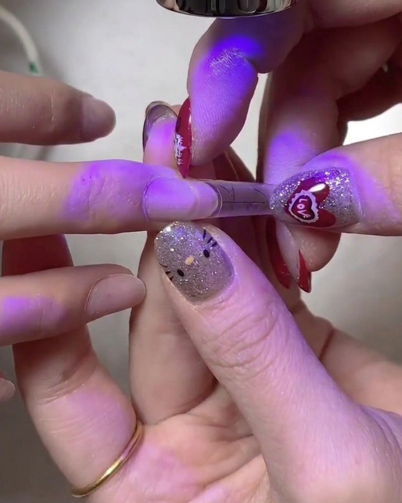 追加のUV/LEDライトを使用して、徹底的に硬化させている様子。