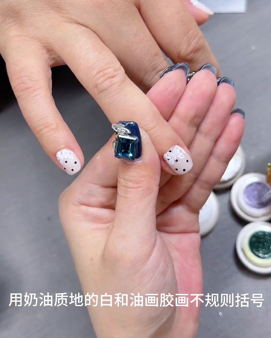 バラの白い花びらの形に、ディテールブラシで少量のパープルジェルを重ねている様子。