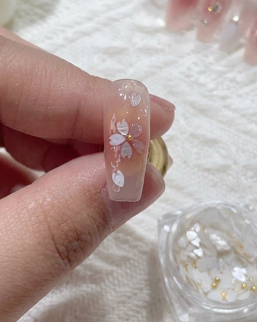 中央に小さなゴールドのブリオンを乗せている様子