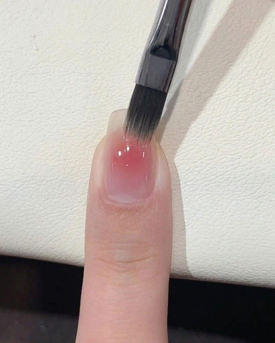 UVネイルランプの中に手を入れて硬化させている様子