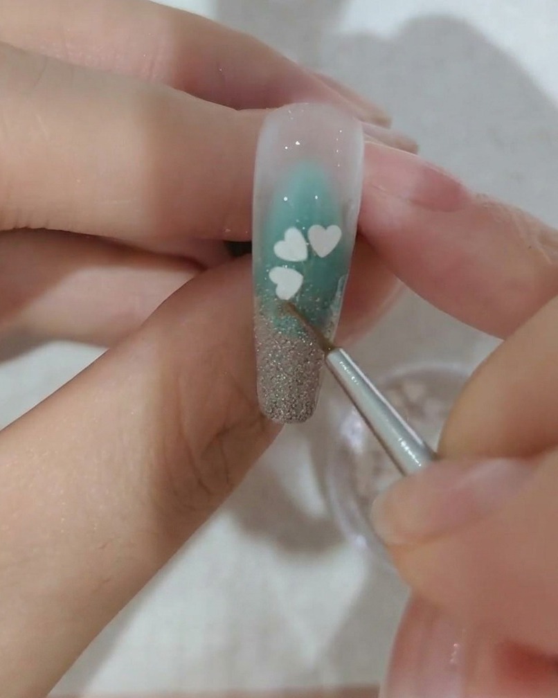3枚目の桜ホログラムを配置している様子