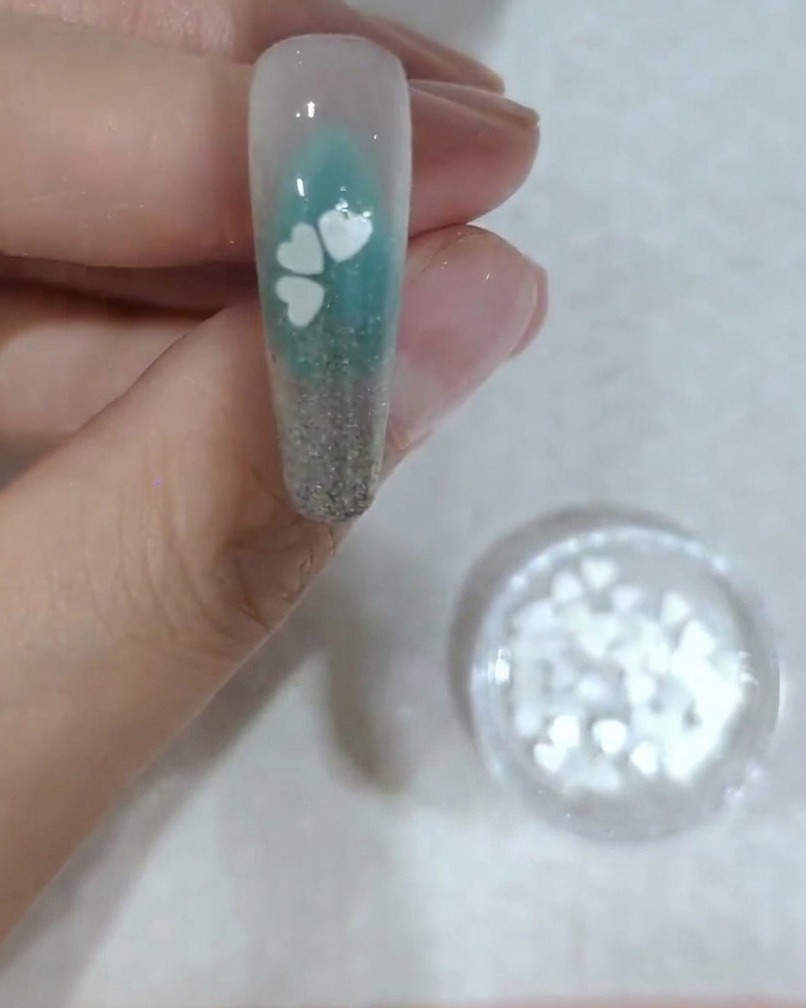 4枚目の桜ホログラムを配置している様子