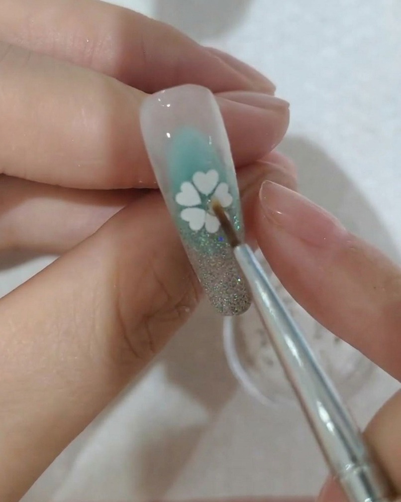 小さなクリスタルストーンを花の中心に置いている様子