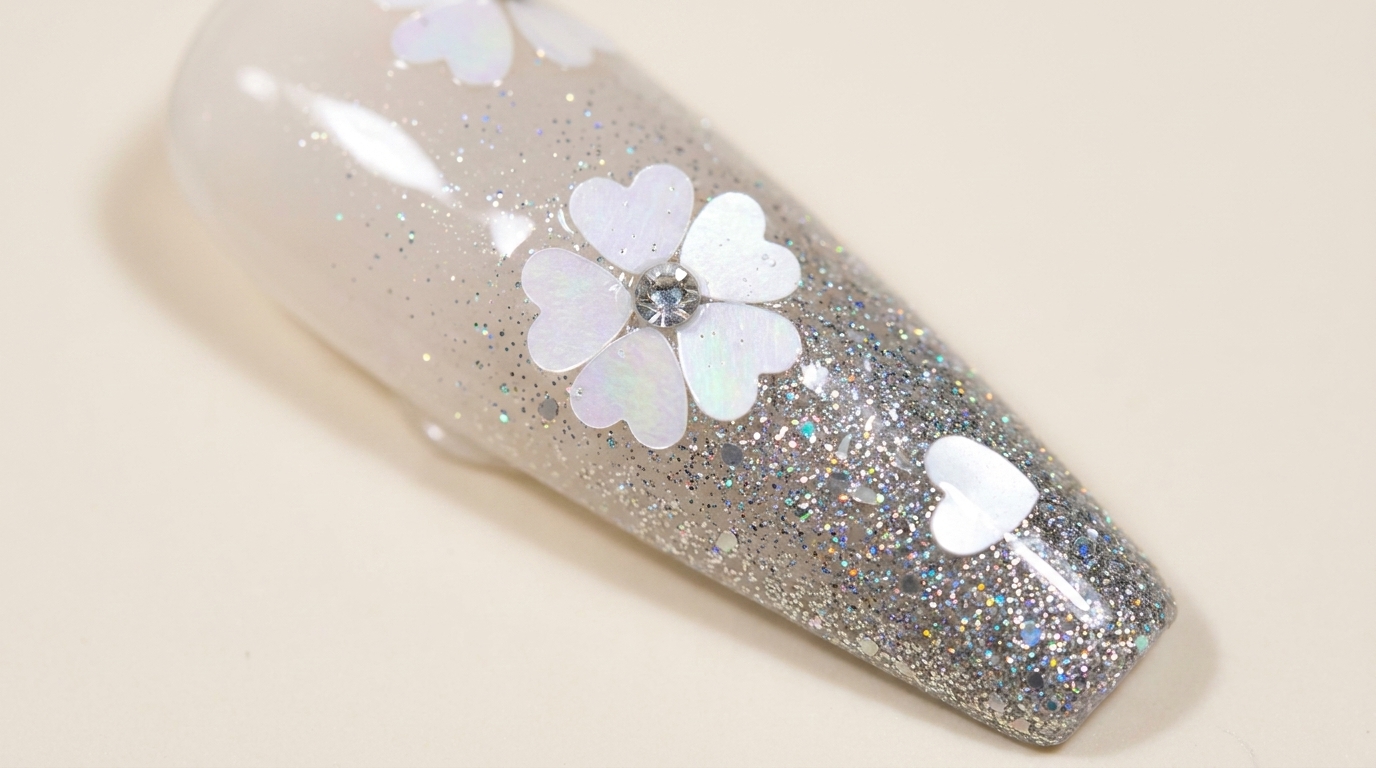 桜のグリッターグラデーションネイル — 華やかなフローラルアートの作り方