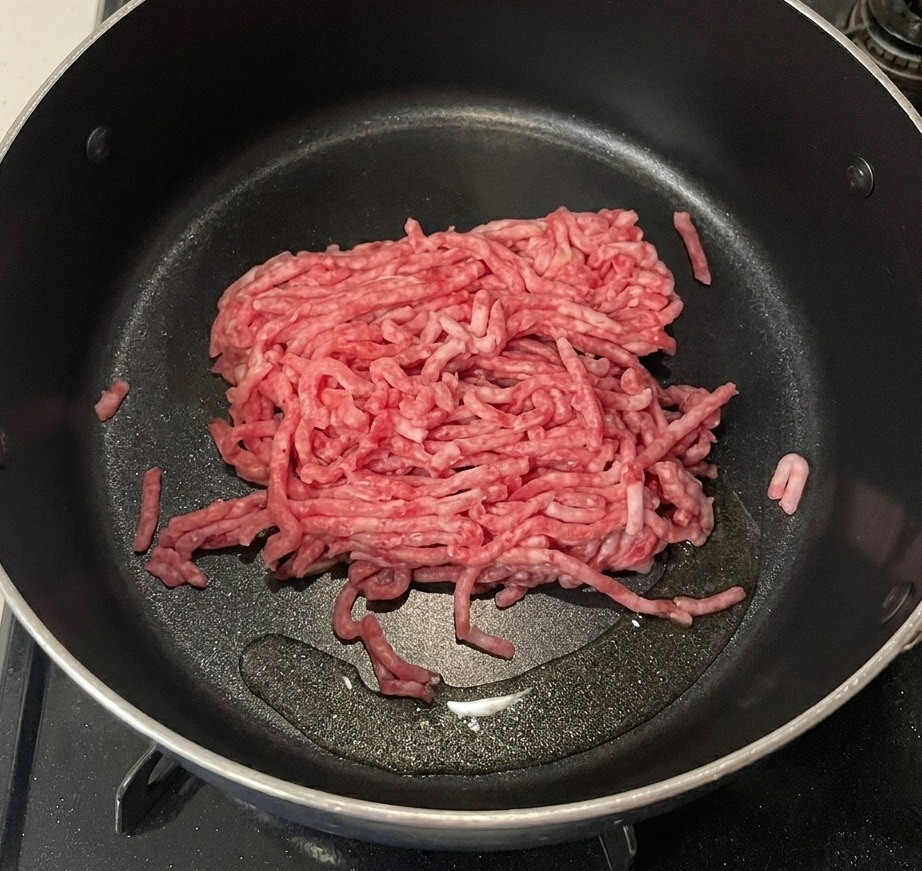 ネイルマシンを使用してチップと自爪の境目を滑らかに整えている様子。