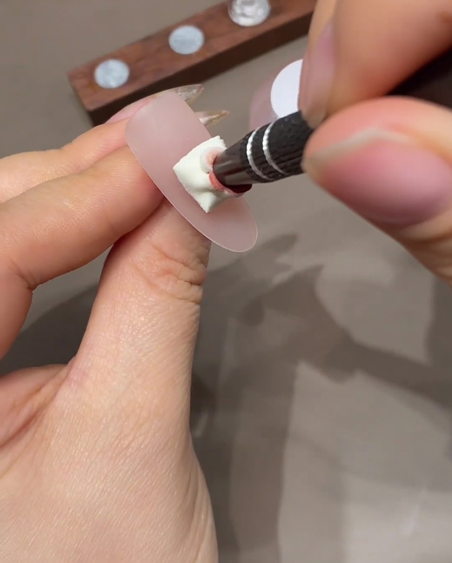 グラデーションを施したネイルを、ネイル用UVランプに入れて硬化している様子。