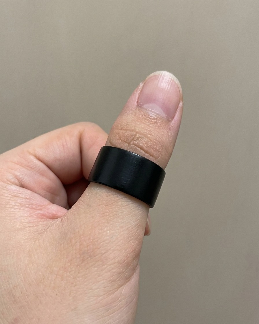 スポンジでブレンドされ、滑らかな多色グラデーションが完成したネイルチップのクローズアップ