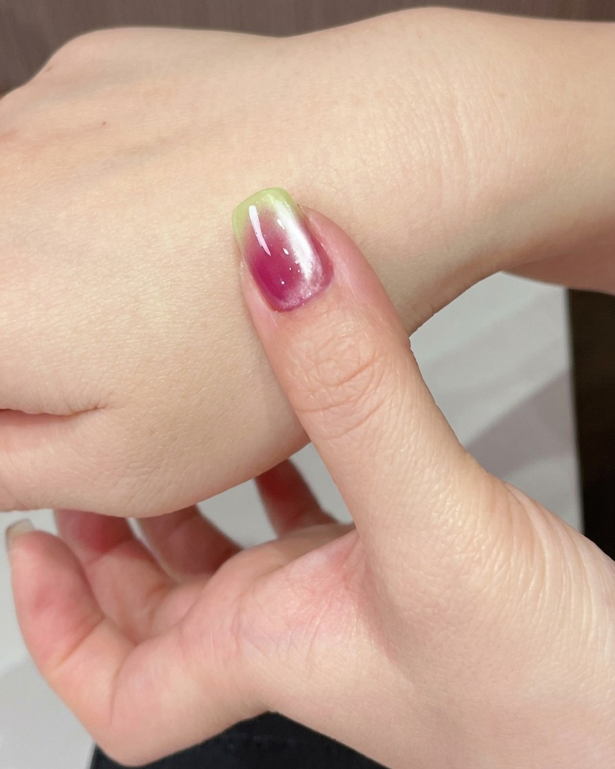 模様を作った後の爪をUVライトに入れて硬化させている様子