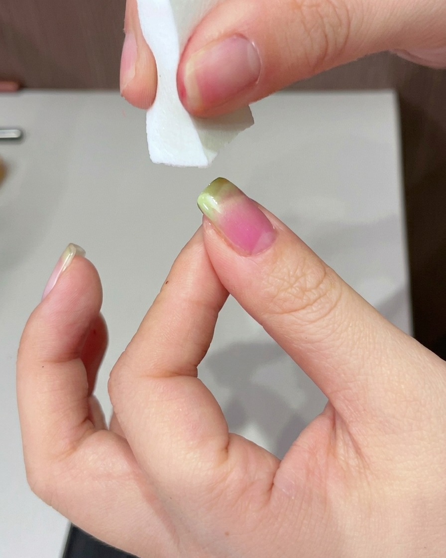 色を足した爪先をUVライトで硬化させている様子