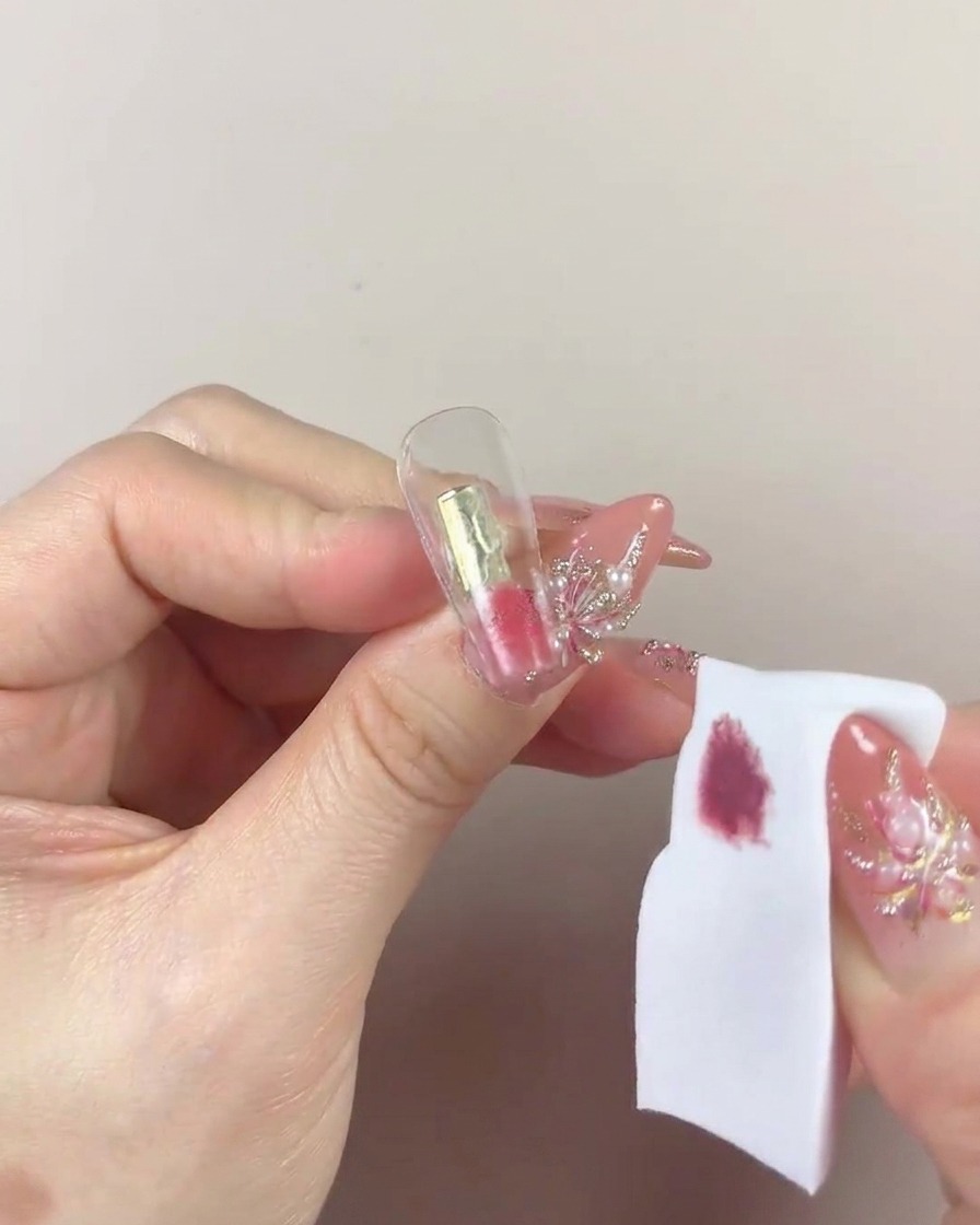 スポンジで繰り返しネイルの先端にジェルを叩き込んでいる様子。