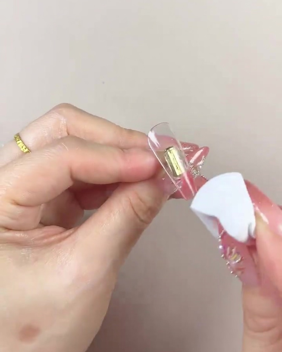スポンジを左右に動かしてネイルのジェルカラーをぼかしている様子。