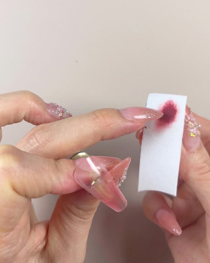 スポンジのきれいな面で、色の境目を優しくぼかしている様子。