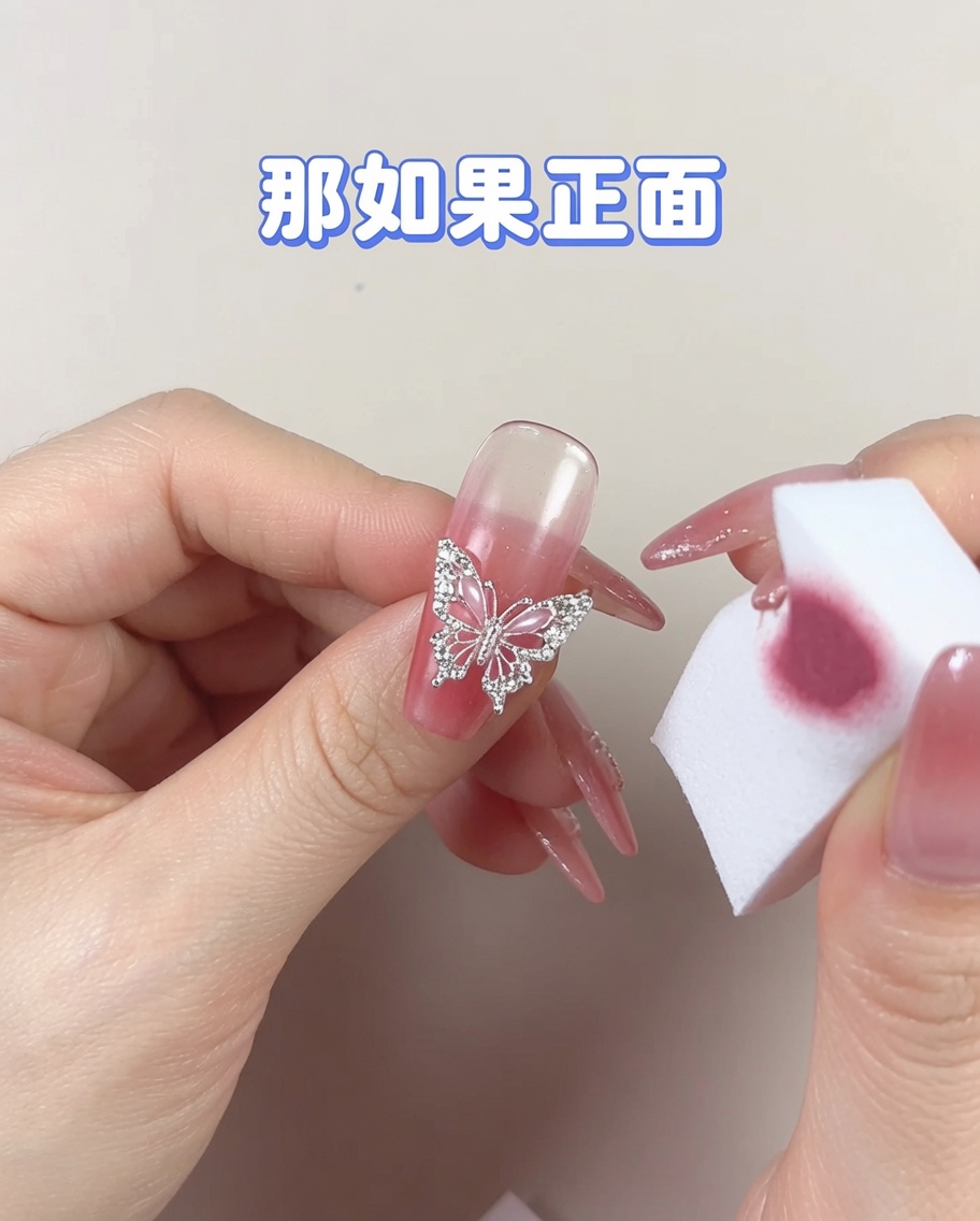 スポンジのきれいな面で、濃い部分を整えている様子。
