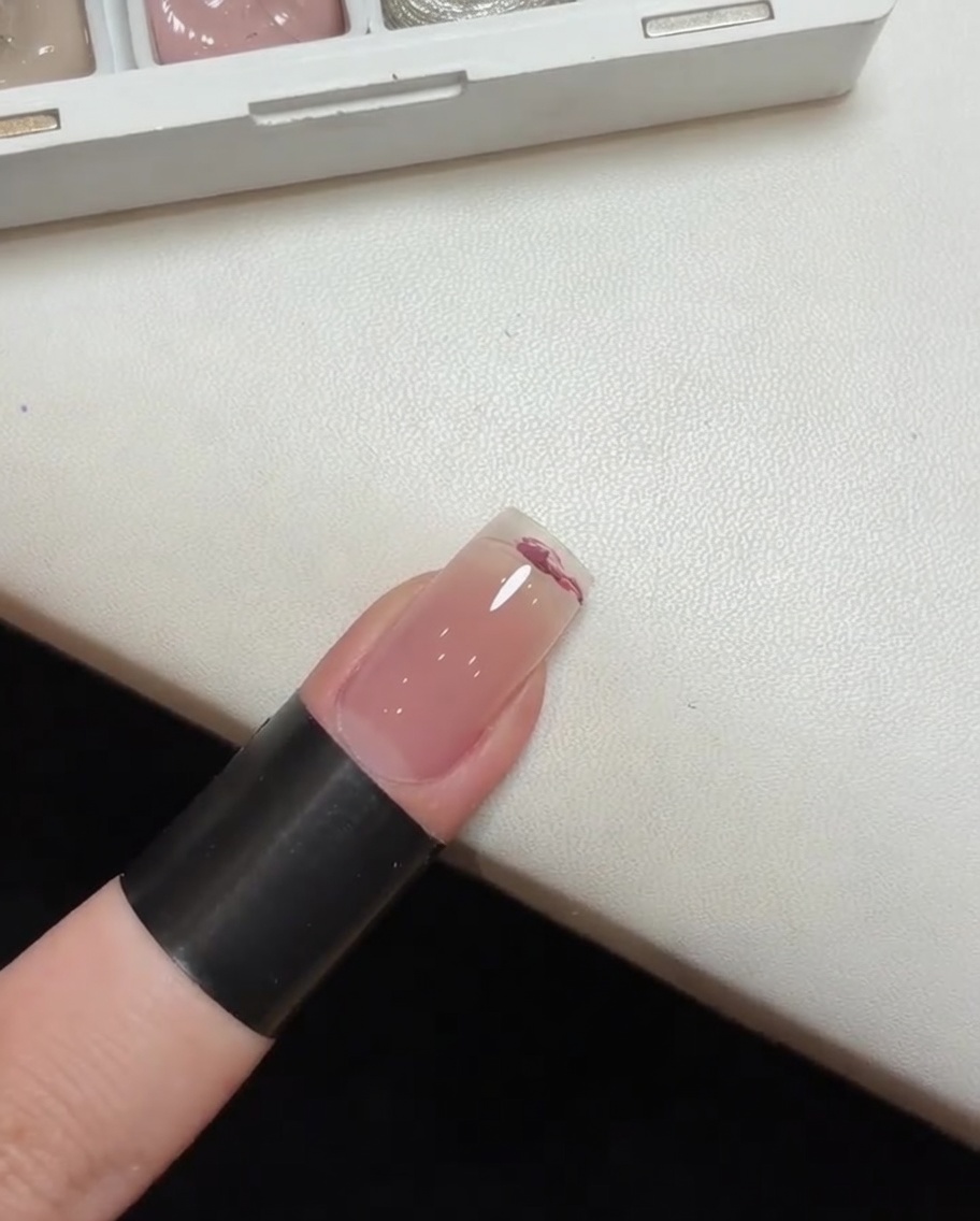 スポンジを使ってピンクのジェルを叩き込み、グラデーションを作っている様子。