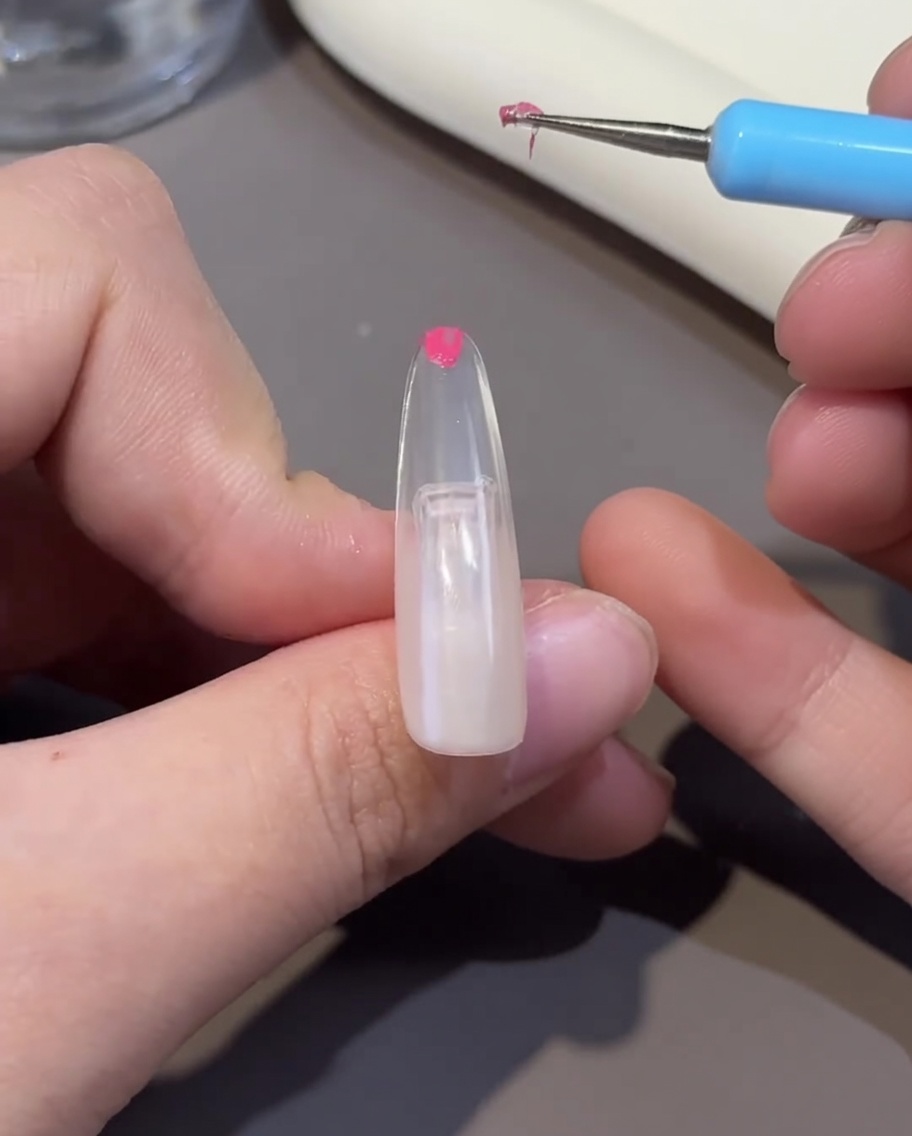 形成ジェルを塗った爪をUV/LEDランプで硬化させている様子。