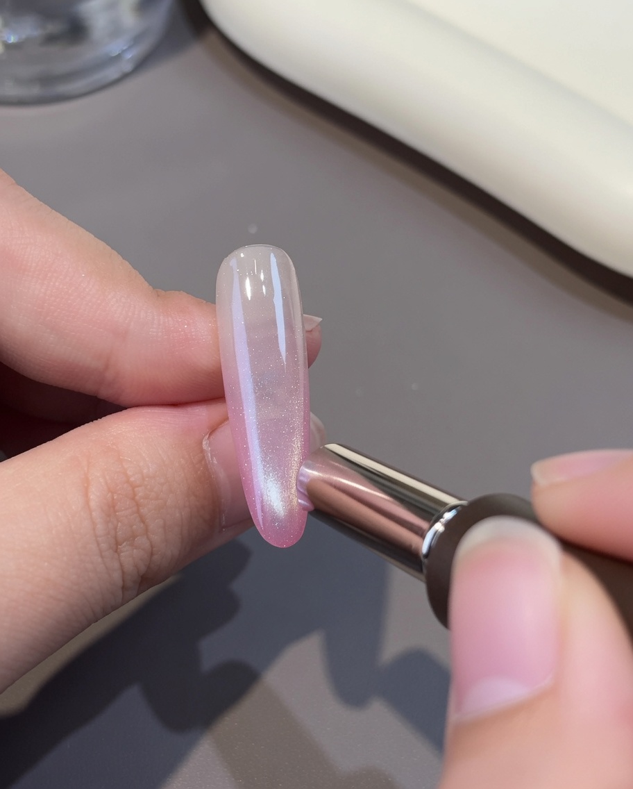 ピンクのベースの上にホワイトのキャットアイジェルを重ねている様子。