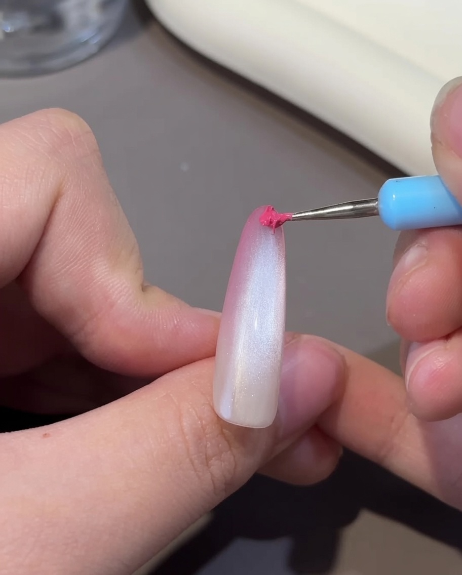 模様を作った状態でUV/LEDランプへ入れ、硬化している様子。