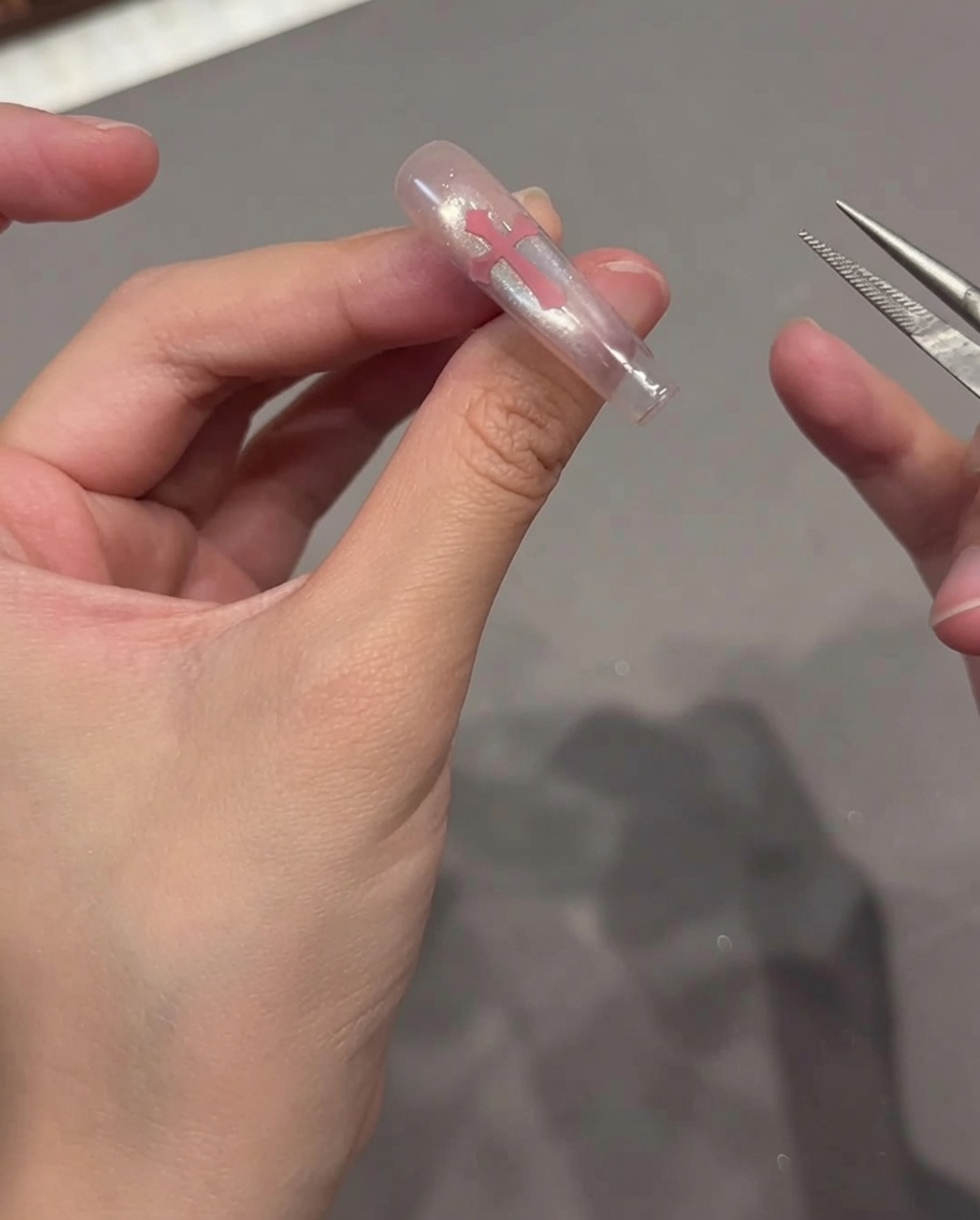 ネイル表面をクリーナーで拭き取っている様子。
