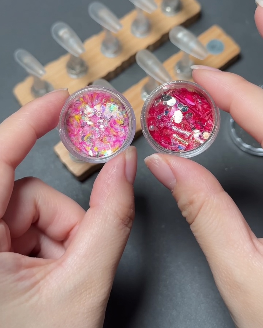 ネイルチップの先端に、カラフルで鮮やかなホログラムを筆で配置している様子。