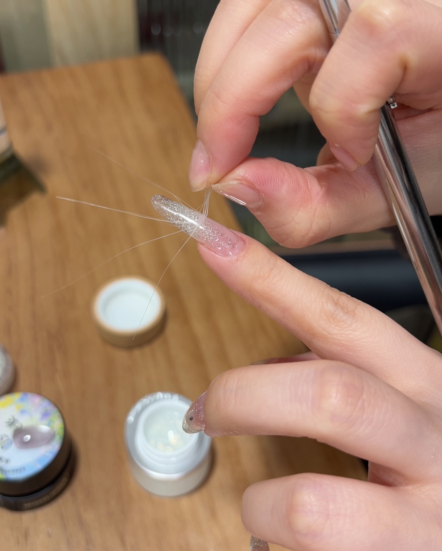ピンセットでフレンチシールを剥がし、綺麗なラインが現れている様子。