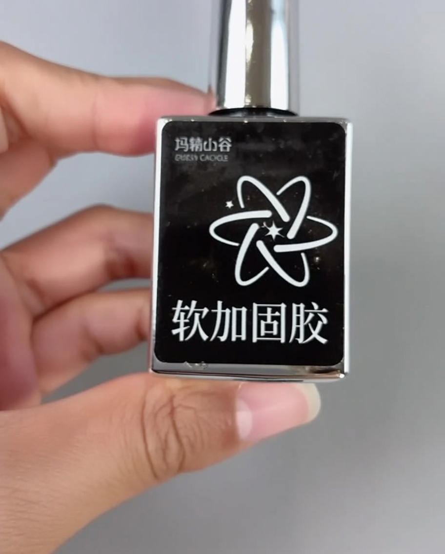 チップの先端裏側に透明な粘着剤を塗っている様子