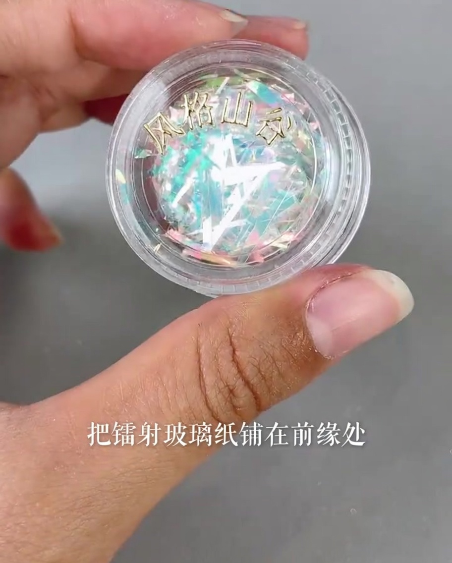ピンセットでガラスフィルムの破片を乗せている様子