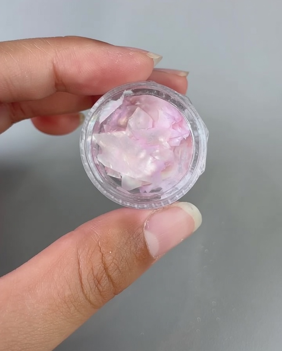 ピンセットでシェルをジェル表面に乗せている様子