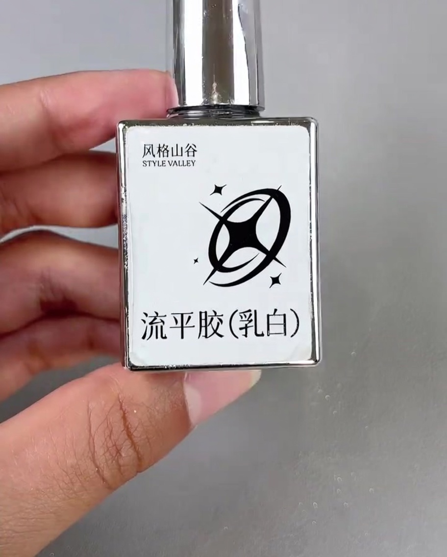 爪の角にミルキーホワイトのジェルを乗せている様子