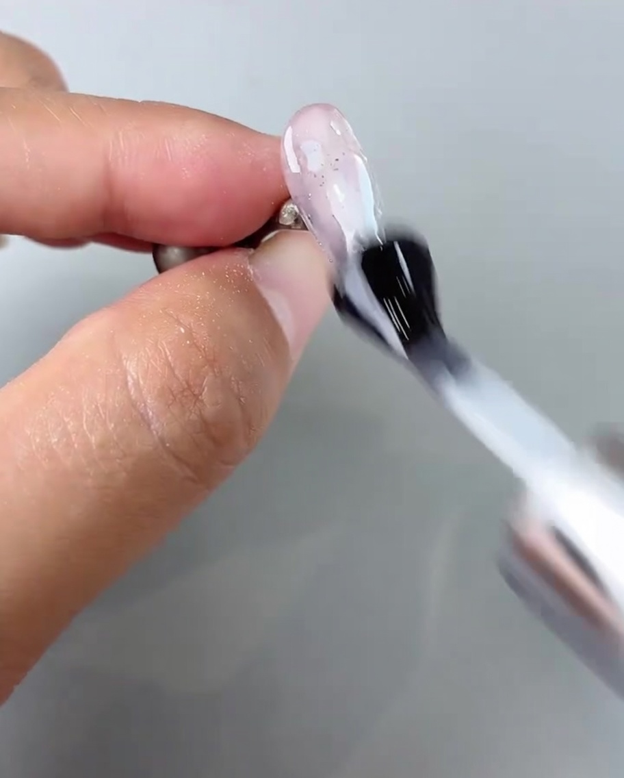 全体にトップジェルを塗布している様子