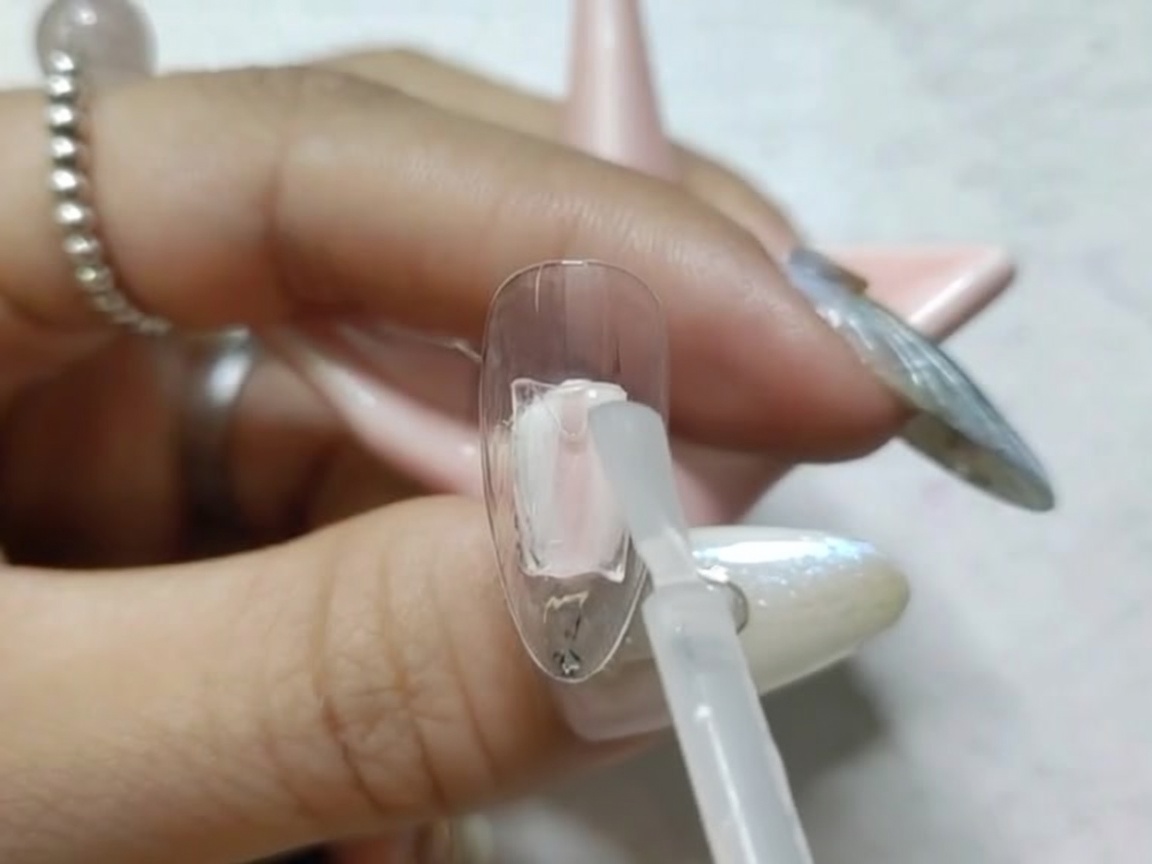 UV/LEDランプの中にネイルチップを置いて硬化させている様子。