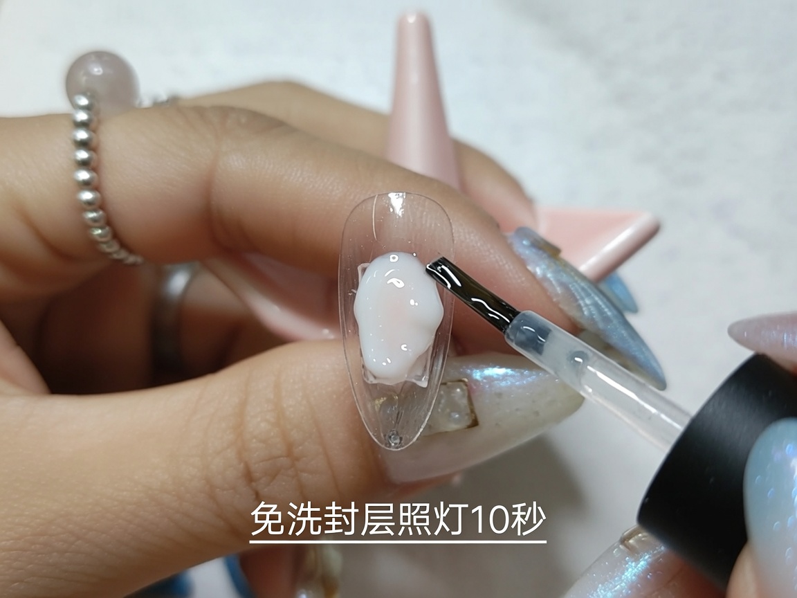 イリデッセントレーザークロムパウダーを塗布するためのスポンジチップ。