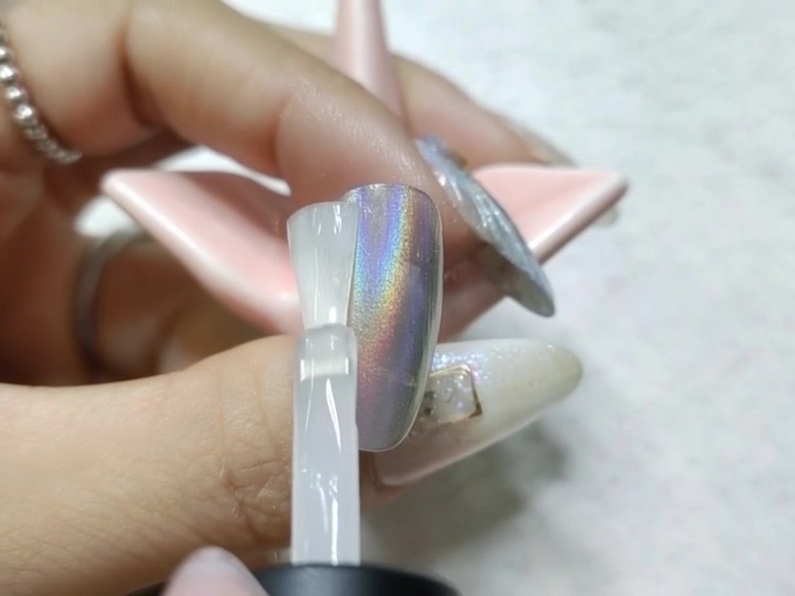 マットトップコート塗布後、UV/LEDランプで硬化させている様子。