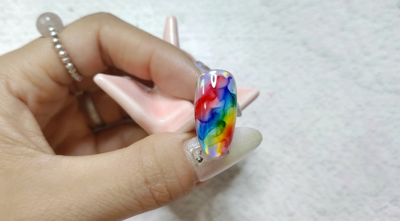 カラフルなオーロラクロム＆水彩インクのグラデーションネイル — プロ向け解説