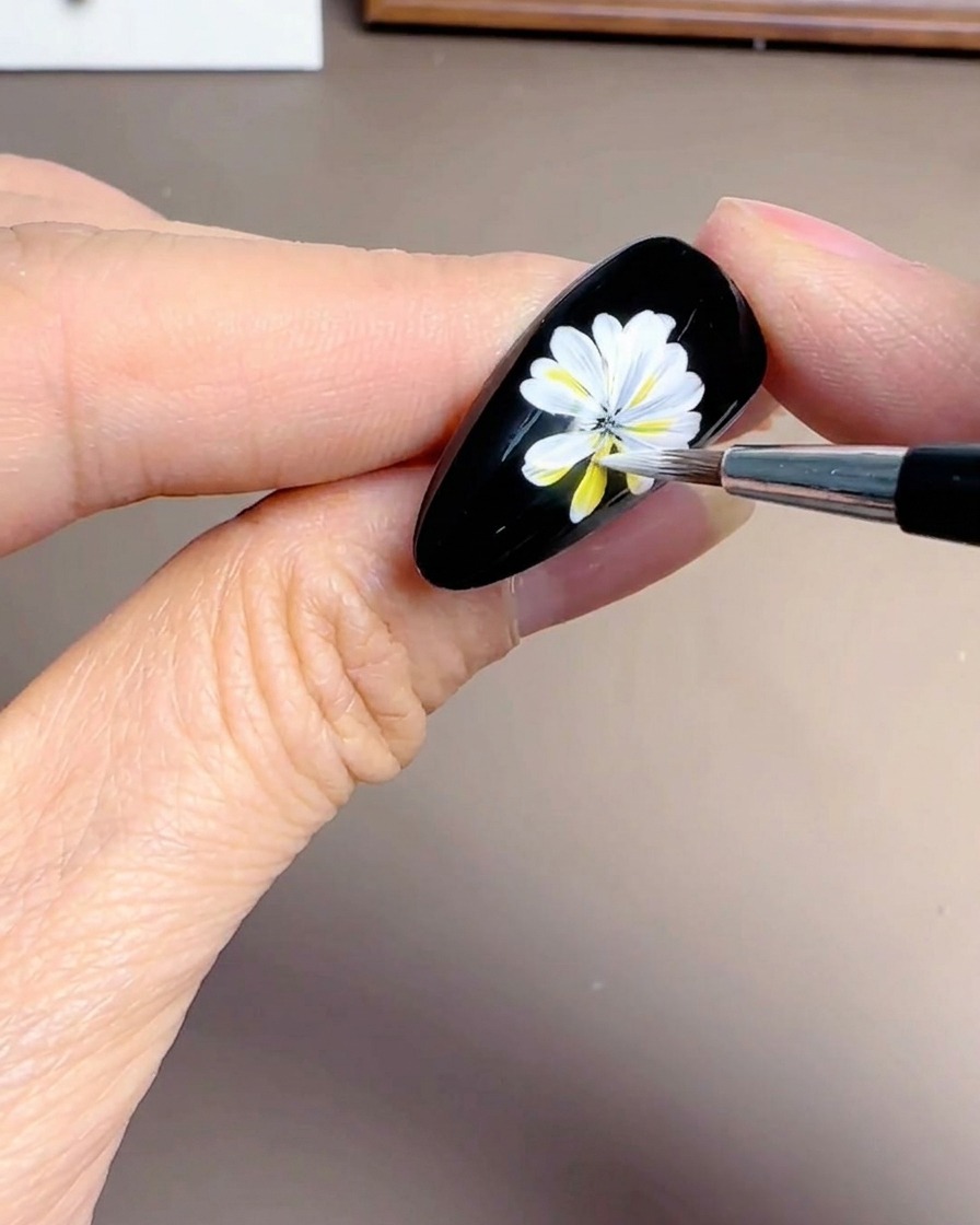 花びらを重ねて描き、3Dの奥行きを出している様子。
