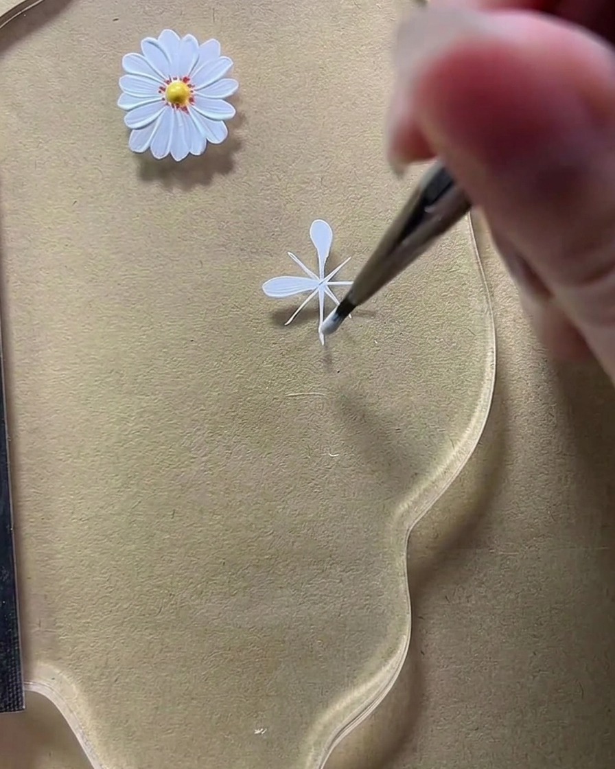 左下の斜めのガイド線の上で、2枚目の丸みを帯びた花びらを形成しているライナーブラシの拡大図。