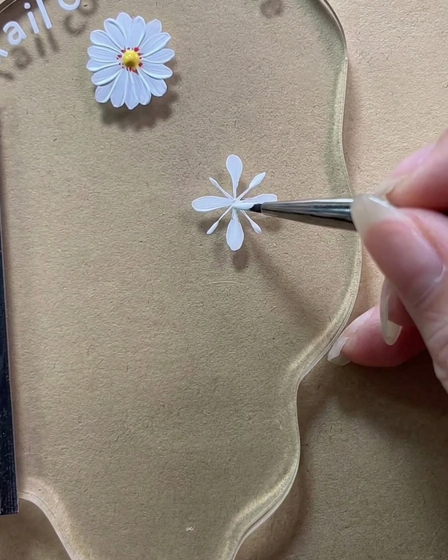 垂直のガイド線を埋めて、不透明で丸みのある白い花びらを作っているブラシの拡大図。