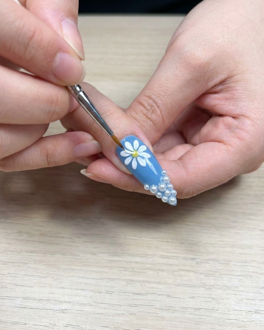 花びらの色密度を上げるために、追加で薄いジェルを塗布している様子。