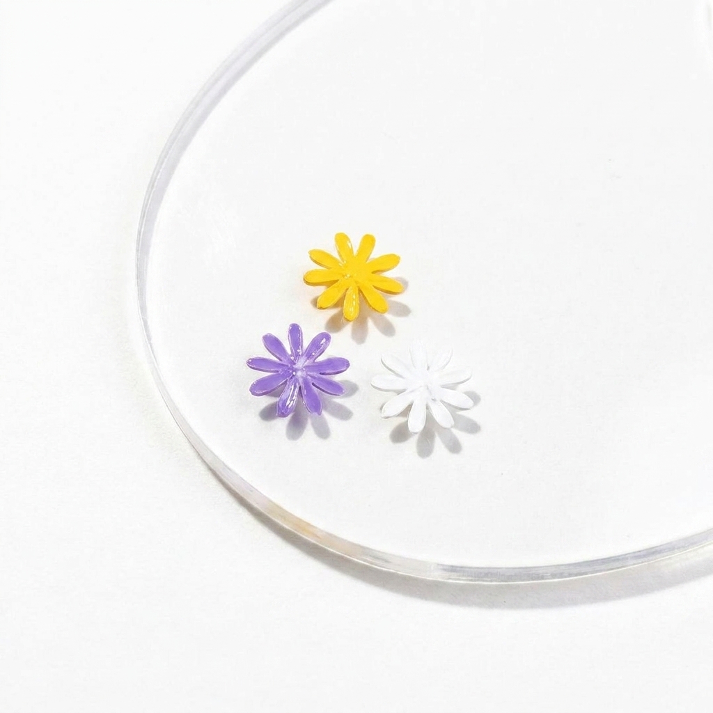 デイジーデザインに4枚目のパープルの花びらを描き足しているライナーブラシ。