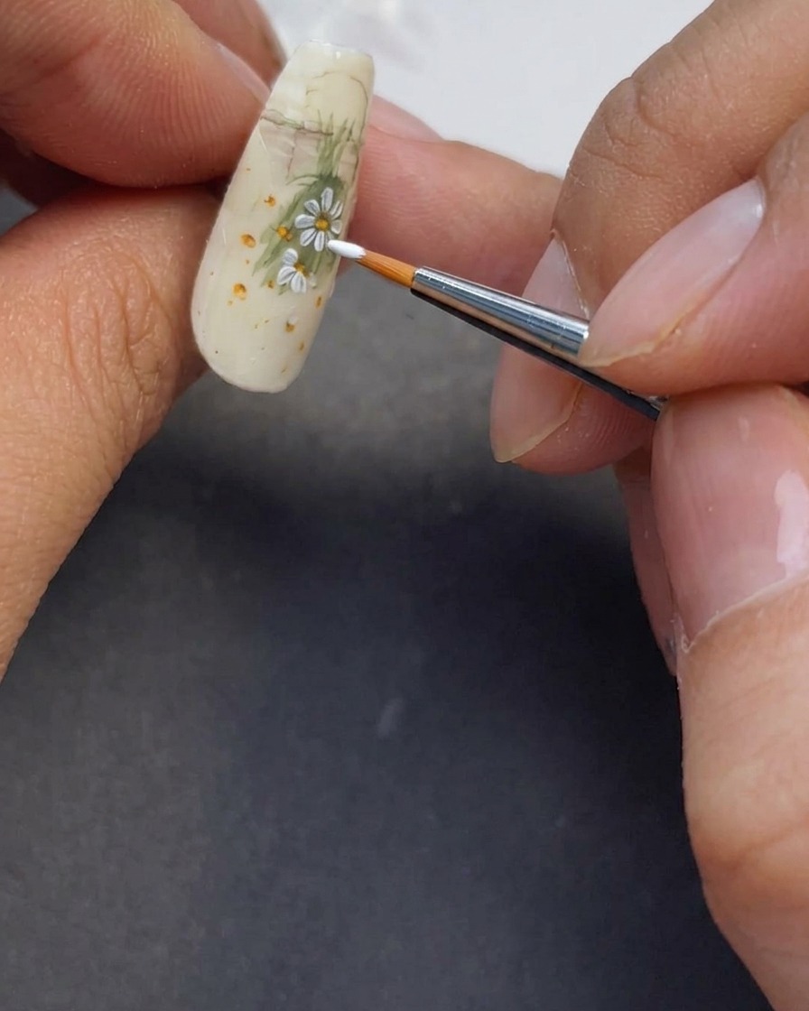 他の花芯にも白い花びらを描き加え、ブーケ全体を完成させている様子。