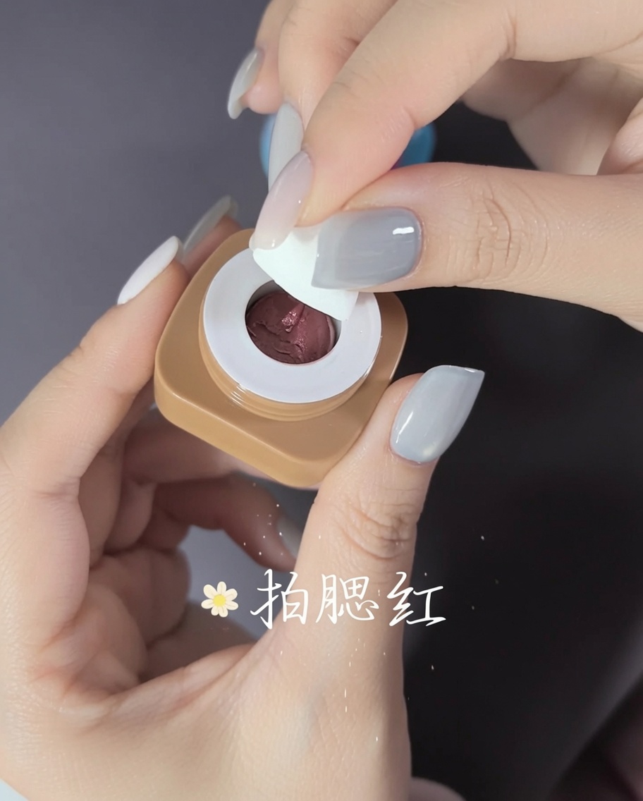クリアなネイルチップの内側に接着剤を塗っているクローズアップ