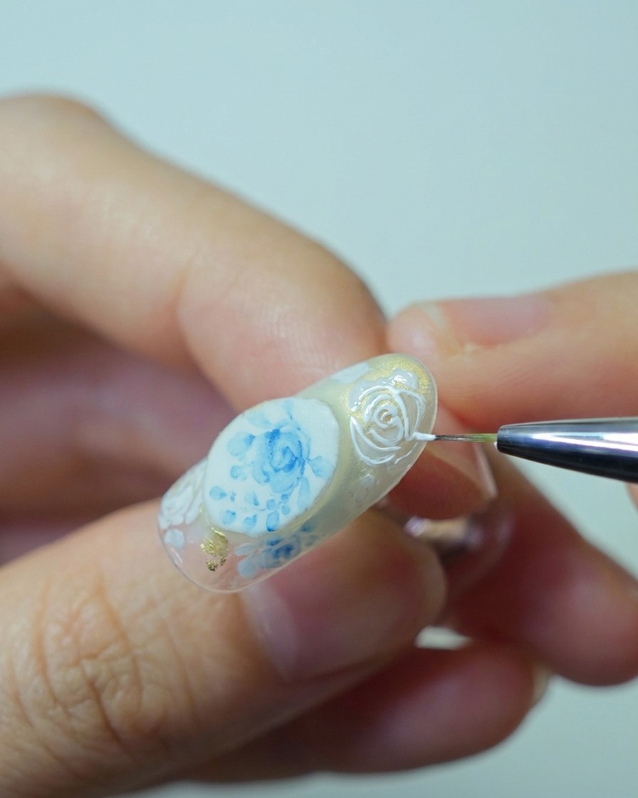 描き終えたバラの輪郭の上に厚みのあるホワイトレリーフジェルを重ね、立体的なテクスチャを作っている様子。