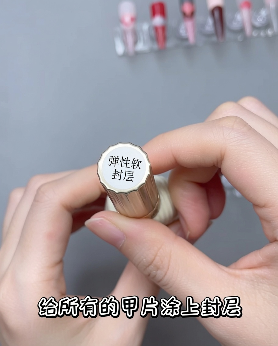 ホワイトのレース柄が施された爪の上に、透明で艶のあるトップコートを筆で塗布している様子
