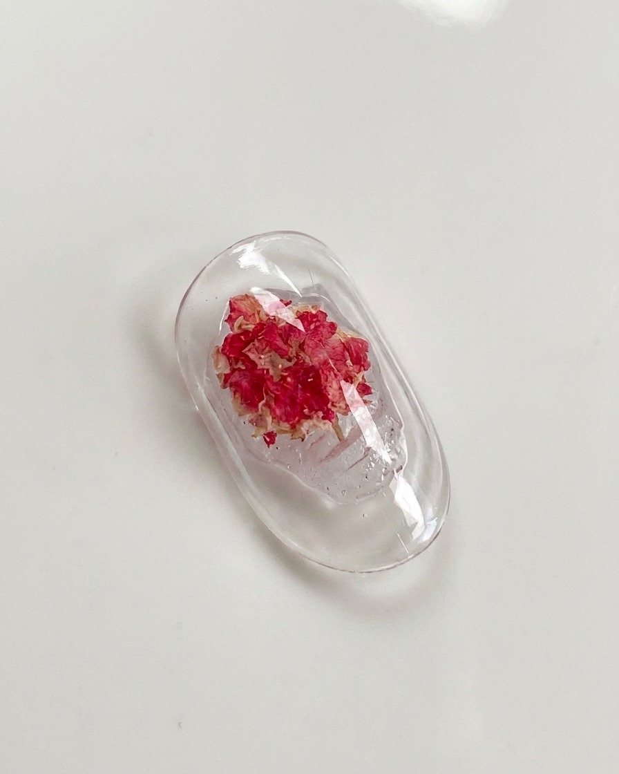 ディテールブラシで花の中心を優しく押さえている様子。