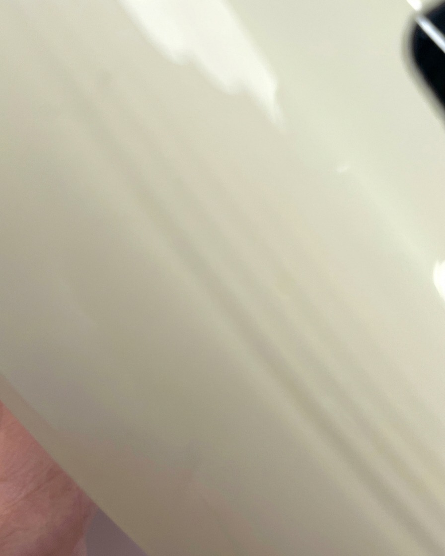 UV/LEDランプのライトの下で硬化中のチップ。