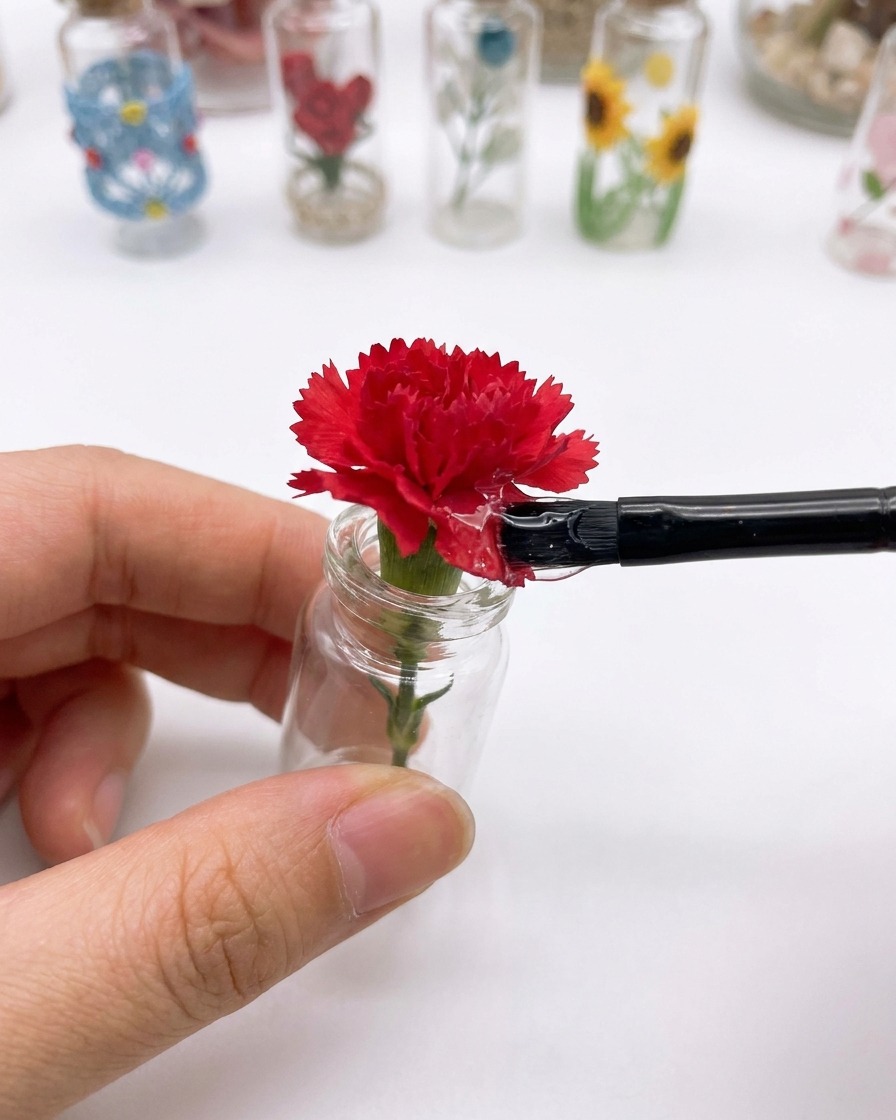 筆でトップコートを全体に塗り広げている様子。