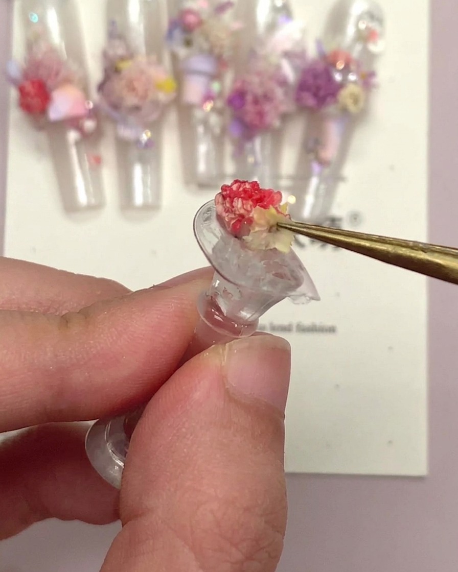 完成したネイルをライトに入れて硬化させている様子。