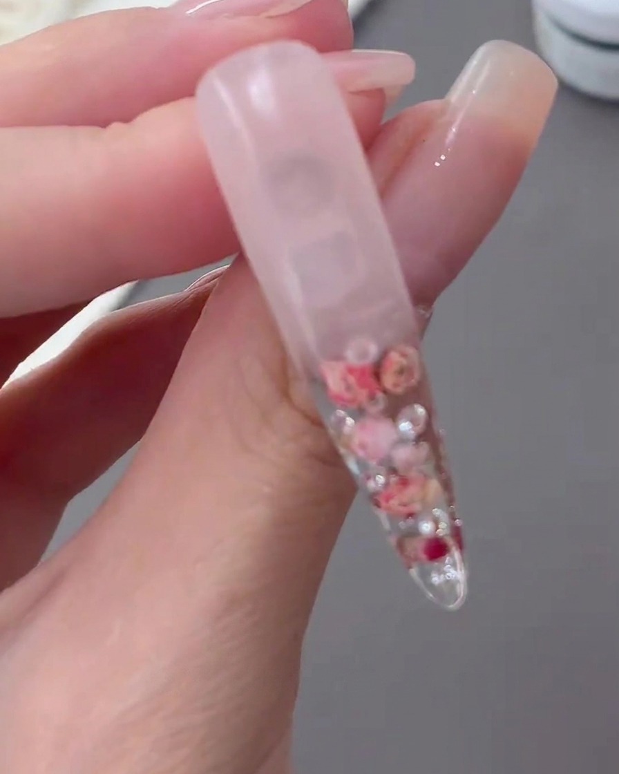 花柄とグラデーションが完成したクリアチップをライトに入れている様子