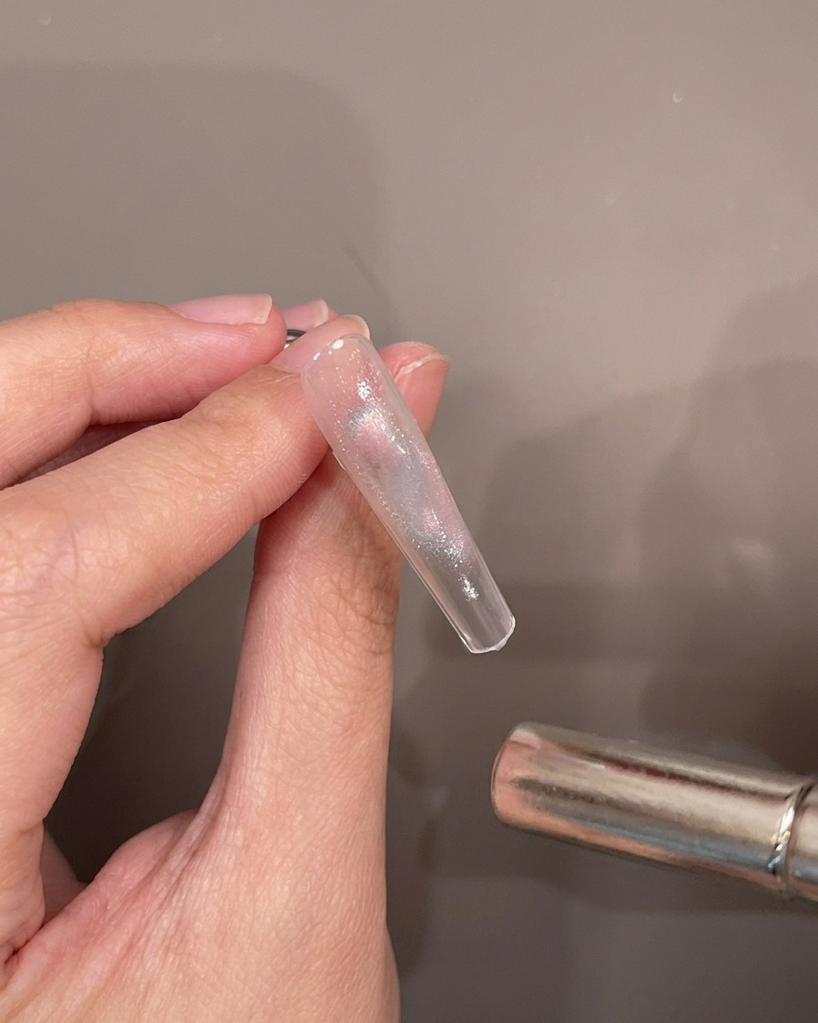 マグネットを動かし、キャッツアイの輝きを調整している様子。